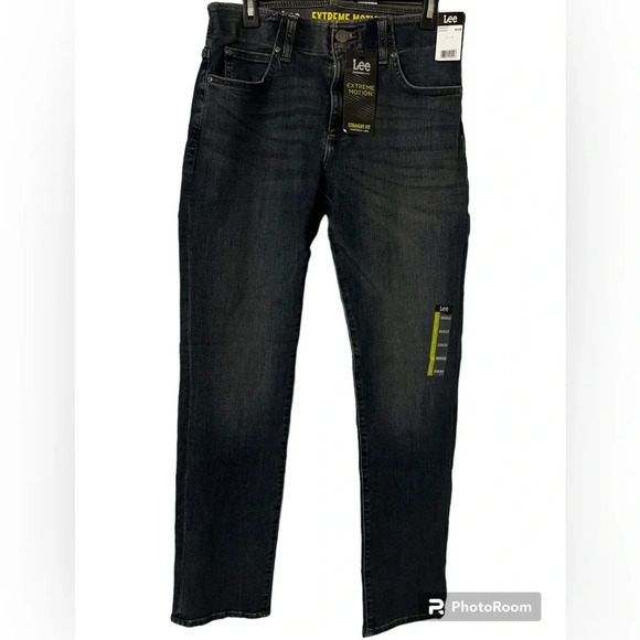NWT MEN’S EXTREME MOTION STRAIGHT FIT TAPERED LEG JEANS IN MAVERICK - Picture 1 of 11